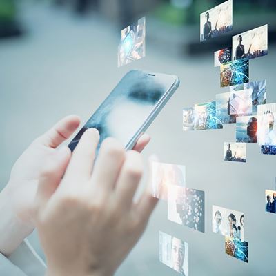 Illustrasjon av mobiltelefon omgitt av digitale portrettbilder