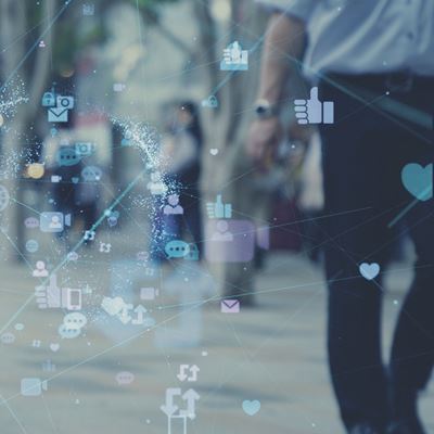 Illustrasjon av folkemengde bak et lag av digitale symboler