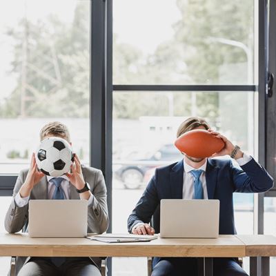 Illustrasjon av to anonyme personer  som jobber med idrett