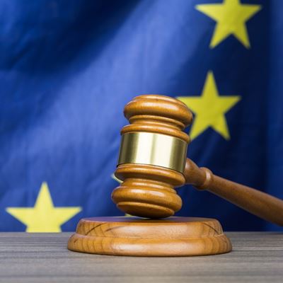 Illustrasjon av dommergavel foran et EU-flagg