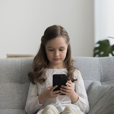 Illustrasjon av et barn med en smarttelefon