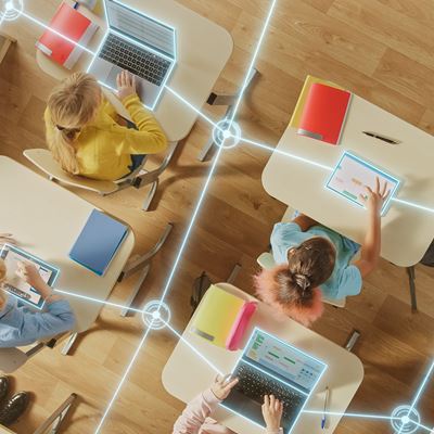 Illustrasjon av elever i et klasserom som interagerer med digitale enheter