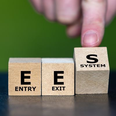 Illustrasjon av kuber som danner forkortelsen EES ("Entry-Exit-System)