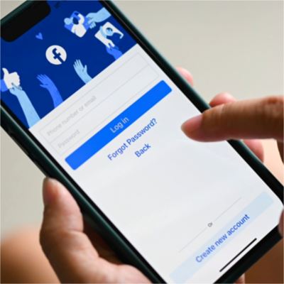 Illustrasjon av en smarttelefon med Facebook-applikasjonen